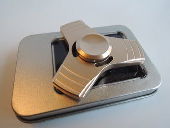 Roseguldf. fidgetspinner i metall levererad i snygg metallbox, antistress