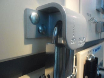 ABLOY PL200 Hänglåsbeslag För Högerhängd Dörr