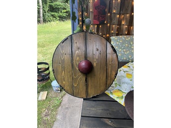 Handgjord vikingainspirerad träsköld – läder & nitar – 46 cm