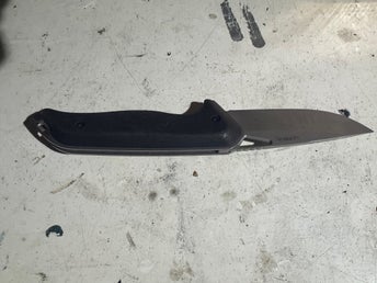 Gerber fällkniv med svart handtag och tumknopp svår att stänga