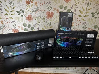 Mekaniskt tangentbord, gamingmus och XXL musmatta.