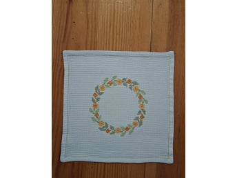 Handbroderad duk 26,5 cm x 26,5 cm