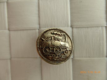 ÄLDRE NÅL MÄRKE PIN MED ÅNGLOK I METALL STÄMPEL SPORONG STOCKHOLM