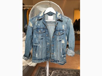 Jeansjacka Zara (396556779) ᐈ Köp på Tradera Jeansjacka Zara (396556779) ᐈ Köp på Tradera