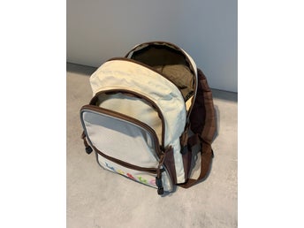 Ryggsäck KRÅKE till barn, beige / brun med text. Fint skick!