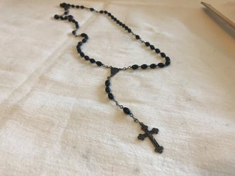 Radband halsband köpt på 60 talet jesus på korset m fl religösa bilder