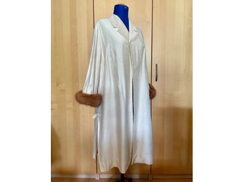 Ljust beige kappa med pälsmaschetter (50-talet?)