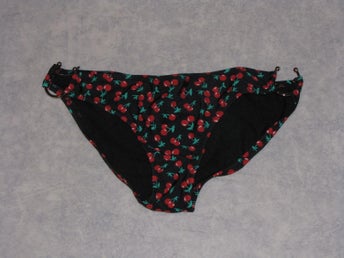 Bikiniunderdel Röda Körsbär Metall Detaljer Svart Bikinitrosa Trosa fina Nelly S