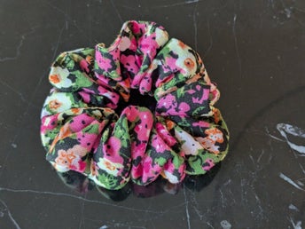 Design-scrunchie i viskos (mini)