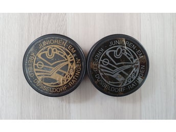2 Ishockey Pucks EM 1986, juniorer, made in Czechoslovakia