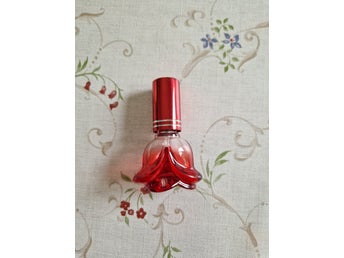 Oanvänd (TOM) röd blomformad parfymflaska, 5ml