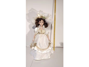 Porslinsdocka i elegant spetsklänning – ca 40 cm - Vintage - Retro