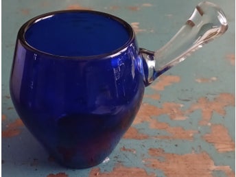 SKÅL I BLÅ GLAS MED HANDTAG