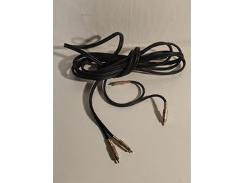 Analog ljudkabel med standard Rca-kontakt.
