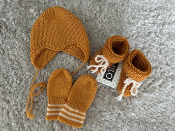 Babyhjälm, vantar och tossor st ca 3 månader. Handstickade.