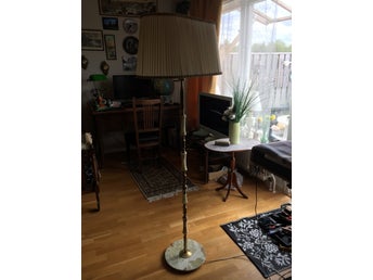Golvlampa med plisserad skärm