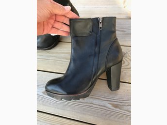 Nya BootsStövletter i skinn från Tamaris strl 40 Svart skinn Nya BootsStövletter i skinn från Tamaris strl 40 Svart skinn