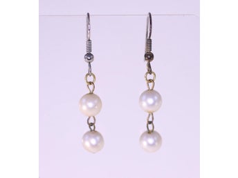 Vintage plastic faux pearl drop earrings-circa 1970s-2.5 cm drop (Weight: 1.9g)