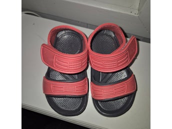 Bekväma mörkrosa sandaler baby storlek 19/20!
