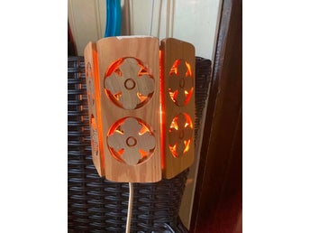 Retro vägglampa i trä med utskurna blommor