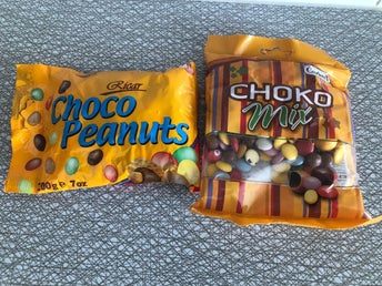 Två oöppnade gamla godispåsar med choklad
