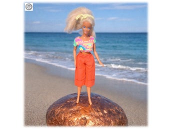 Vacker Barbie docka märkt Mattel 1966 cool outfit byxor och top stort hår