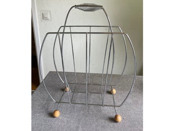 Vintage tidningsställ i metall med träfötter