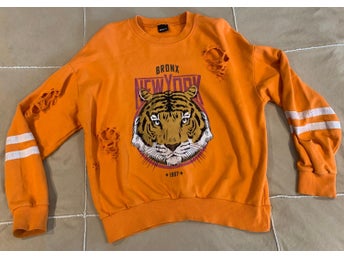 1 st Orange Sweatshirt med tryck i stl. S från Gina