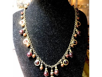Vackert stilrent halsband med granater & Swarovskikristaller