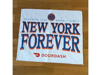New York Knicks Rally Towel – Playoffs 2026 (Round 1, Game 5 / DoorDash) Handduk