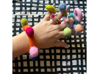 Artsy Ring Ull Nåltovad Tovad Whimsy Present Kulturtant Ljuslila Konst Kul Retro