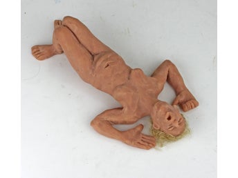 Figurin i lera Njutande naken dam handgjord