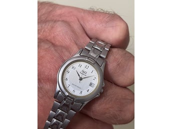 Q&Q Superior Armbandsur i Stål med Datumfunktion