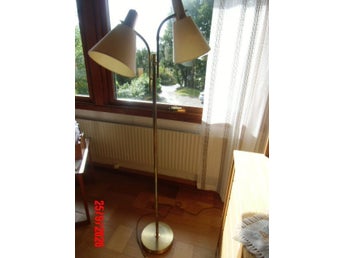 Retro tvåarmad golvlampa i mässing med ljusa lampskärmar. Tung, stabil fot.