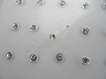 1 st. Rund näspiercing i 925 sterling silver med 2 mm. CZ