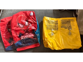 Spiderman och gula uppblåsbara armpuffar för barn
