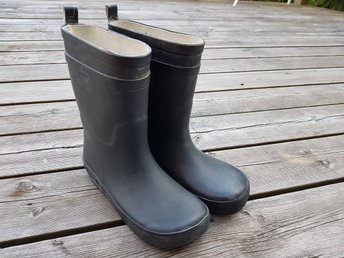 Svarta gummistövlar Everest stl 33 (397601105) ᐈ Köp på Tradera Svarta gummistövlar Everest stl 33 (397601105) ᐈ Köp på Tradera