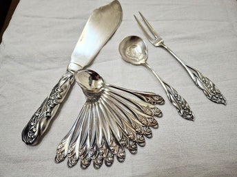 1 Fång Liljekonvalj Fint Parti Nysilver Kaffeskedar Tårtspade mm ca 1950-60 tal.