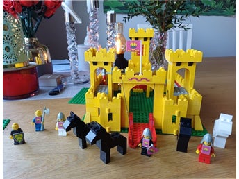 Retro, vintige LEGO Castle 375 Gula borgen med riddare och hästar