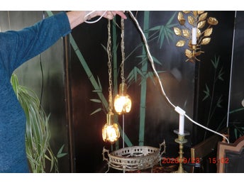 2 st FÖNSTERLAMPOR I FÖRGYLLD MÄSSING KEDJOR LAMPA STORA PRISMOR