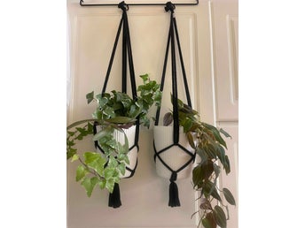 Svarta Amplar för blomkrukor 2 st (10-12 cm)
