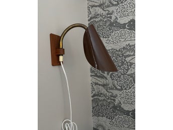 2 stycken Vägglampor i teak och mässing 60-70 tal