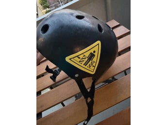 Svart hjälm för skateboard/inlines