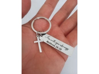 Nyckelring med kors och platta med text: I am with you always, Matthew 28:20
