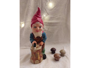 Äldre tomte som hugger ved, höjd 29cm..60-tal.