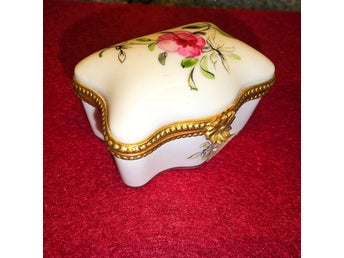 France Smyckeskrin med fint blommigt motiv på locket och guldpläterad på sidan