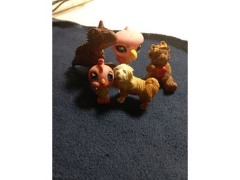 Leksaksfigurer: Dinosaurie, hund, björn och fåglar