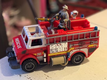 CHAP MEI brandbil med figur