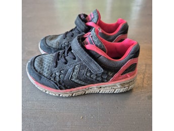 Hummel sneakers i svart och rosa, storlek 27
