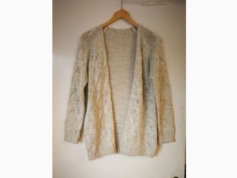 Fin stickad cremevit beige kofta från Gina tricot! Varm och gosig. Fin stickad cremevit beige kofta från Gina tricot! Varm och gosig.